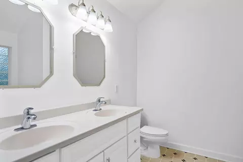 Bath - 6904 Spinmaker Cv, Ooltewah, TN 37363 photo 2 of 4