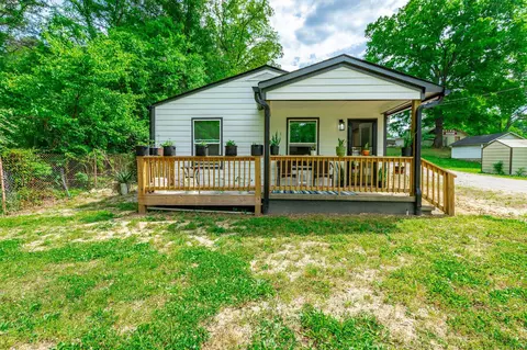 1366 Lakeview Dr, Rossville, GA 30741