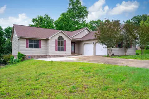 326 Fallen Leaf Dr, Soddy Daisy, TN 37379