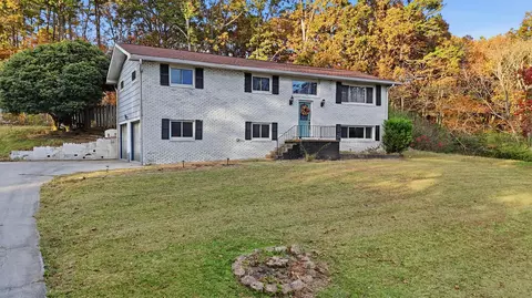 25 Carolyn Ln, Rossville, GA 30741
