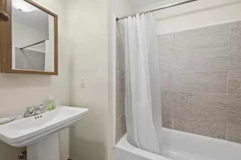 Bath - 400 Alex Dr, Dalton, GA 30720 photo 2 of 5
