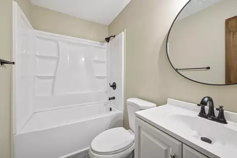 Bath - 400 Alex Dr, Dalton, GA 30720 photo 5 of 5