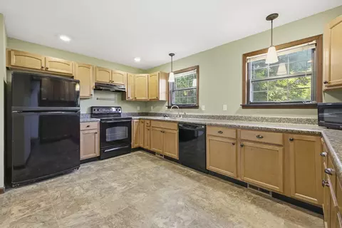 Kitchen - 400 Alex Dr, Dalton, GA 30720 photo 3 of 5
