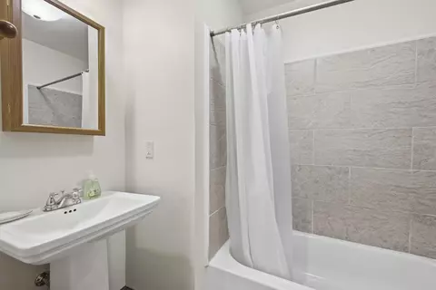 Bath - 400 Alex Dr, Dalton, GA 30720 photo 1 of 5