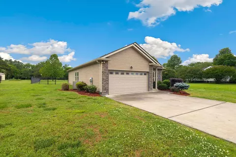 Exterior - 6854 Robin Dr, Chattanooga, TN 37421 photo 4 of 14