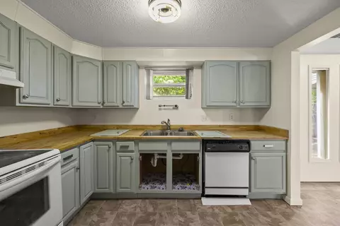 Kitchen - 3 Walker Ave, Fort Oglethorpe, GA 30742 photo 3 of 5