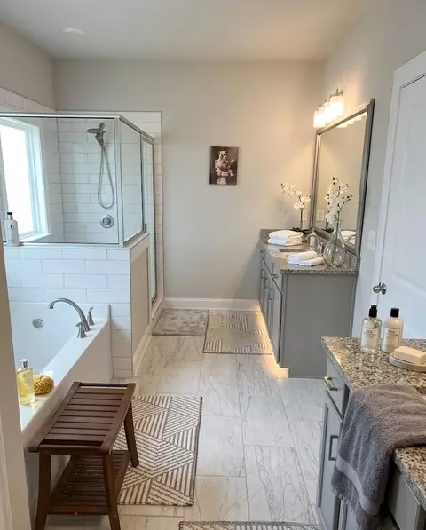 Bath - 3330 Grassy Fields Ln, Apison, TN 37302 photo 3 of 4
