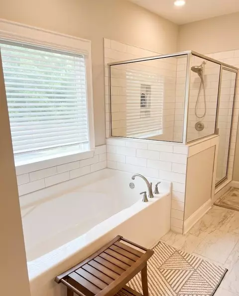 Bath - 3330 Grassy Fields Ln, Apison, TN 37302 photo 2 of 4