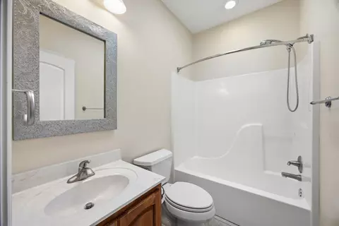 Bath - 8561 Keystone Cir, Chattanooga, TN 37421 photo 4 of 6