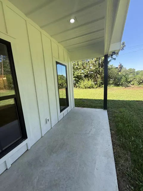 Exterior - 400 E 5th St, Stevenson, AL 35772 photo 4 of 8