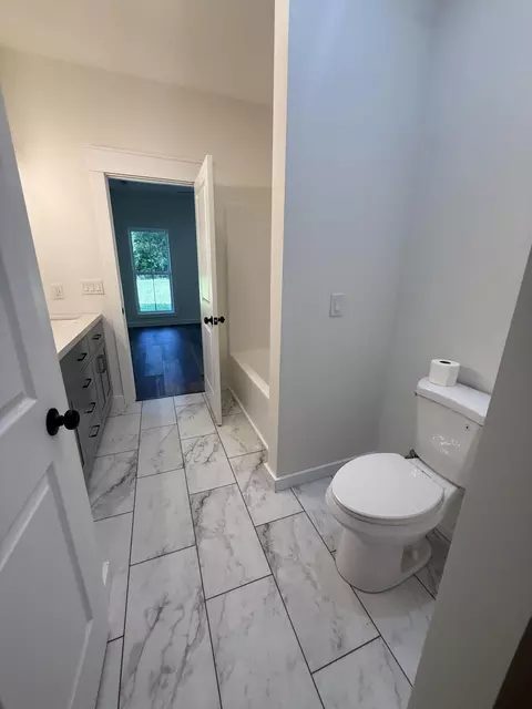 Bath - 400 E 5th St, Stevenson, AL 35772 photo 3 of 5
