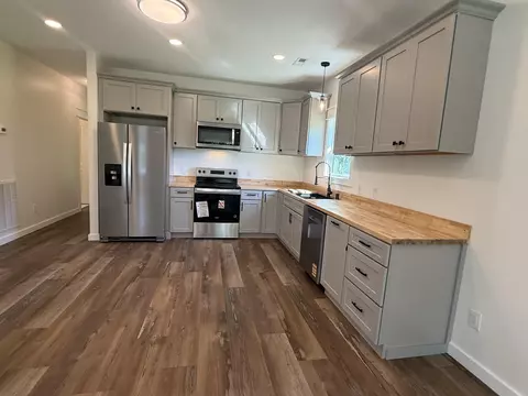 Kitchen - 400 E 5th St, Stevenson, AL 35772 photo 4 of 6