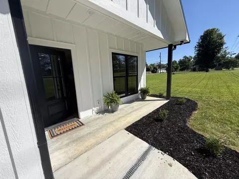 Exterior - 400 E 5th St, Stevenson, AL 35772 photo 3 of 8