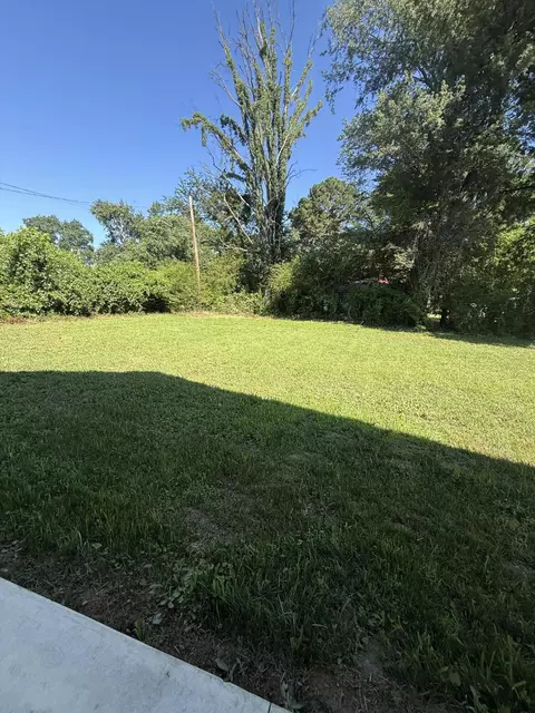 Exterior - 400 E 5th St, Stevenson, AL 35772 photo 7 of 8