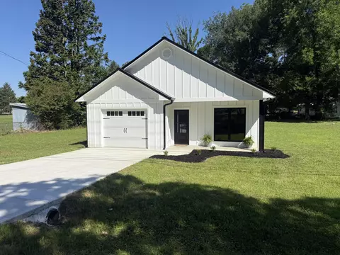 Exterior - 400 E 5th St, Stevenson, AL 35772 photo 2 of 8