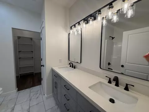 Bath - 400 E 5th St, Stevenson, AL 35772 photo 4 of 5