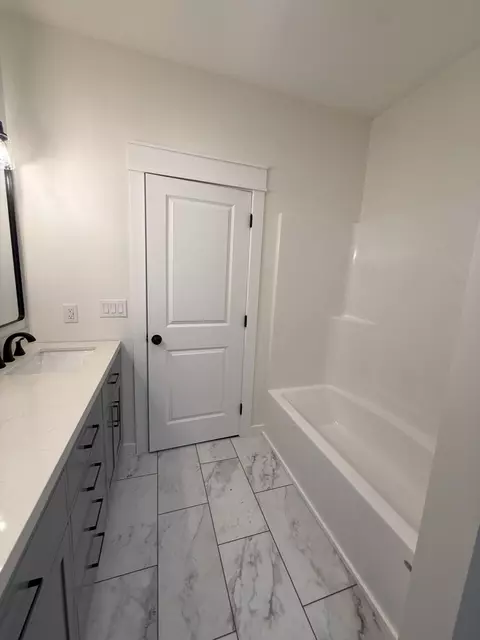 Bath - 400 E 5th St, Stevenson, AL 35772 photo 2 of 5