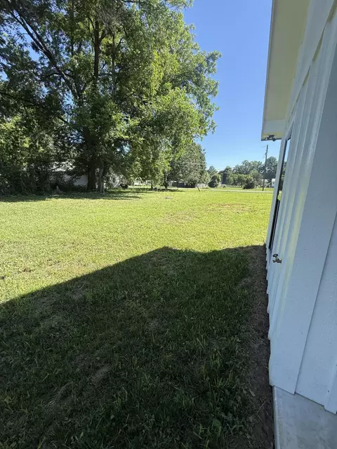 Exterior - 400 E 5th St, Stevenson, AL 35772 photo 6 of 8