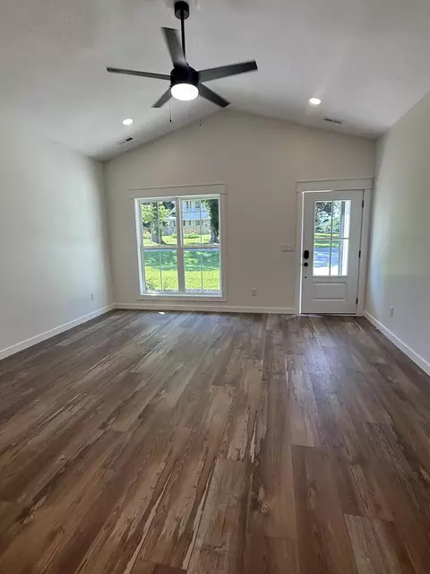Living - 400 E 5th St, Stevenson, AL 35772 photo 4 of 4