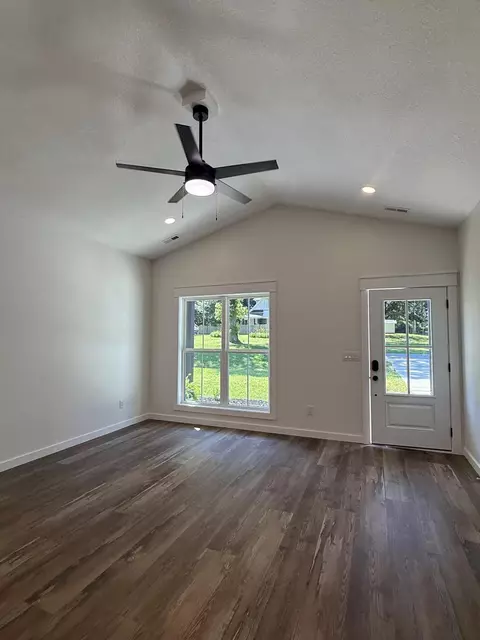 Living - 400 E 5th St, Stevenson, AL 35772 photo 3 of 4