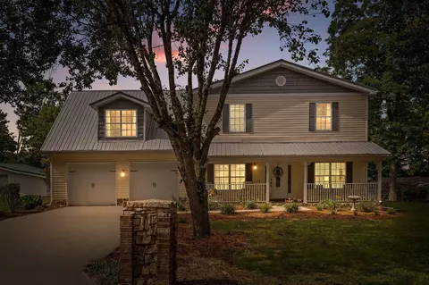 9304 Oak St, Ooltewah, TN 37363