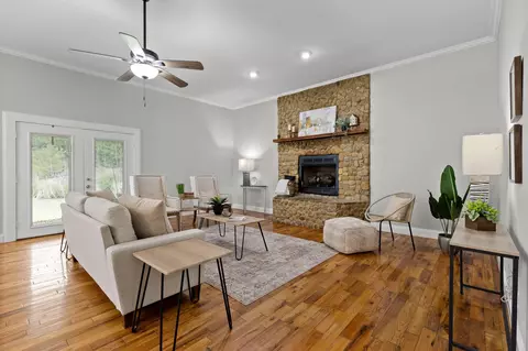 9304 Oak St, Ooltewah, TN 37363