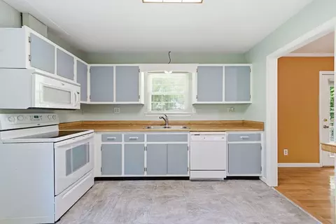 Kitchen - 213 Maple Way, Ringgold, GA 30736 photo 3 of 4