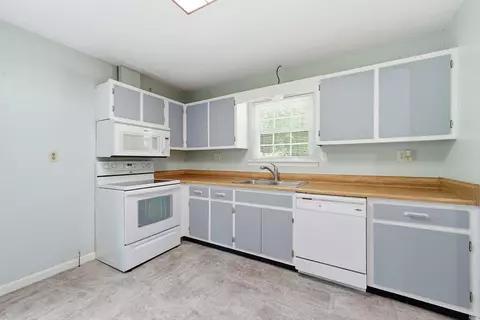 Kitchen - 213 Maple Way, Ringgold, GA 30736 photo 4 of 4