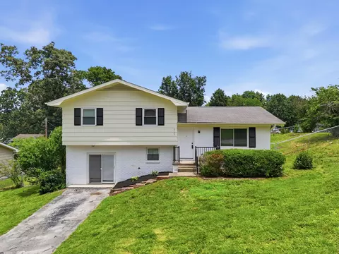 8307 Friendly Ct, Ooltewah, TN 37363