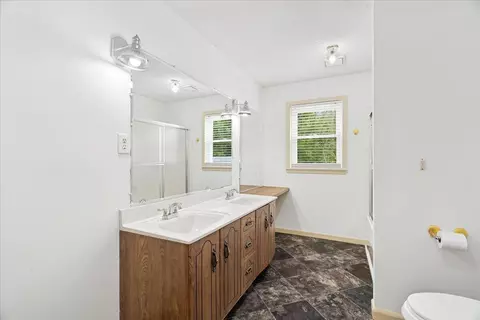 Bath - 140 Wheat Dr, Dalton, GA 30721 photo 2 of 3