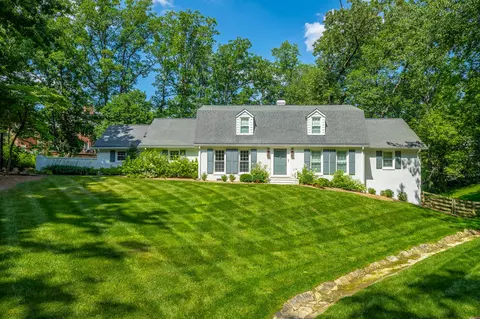 73 W Bartram Rd, Lookout Mountain, TN 37350