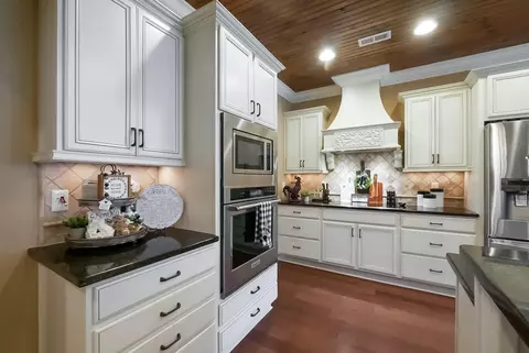 Kitchen - 8127 Propeller Dr, Ooltewah, TN 37363 photo 6 of 8
