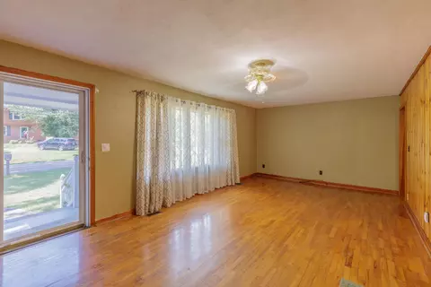 Living - 949 Ely Rd, Hixson, TN 37343 photo 2 of 3