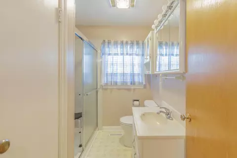 Bath - 949 Ely Rd, Hixson, TN 37343 photo 1 of 2