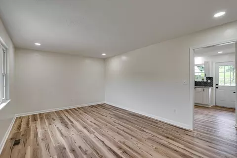 Living - 7446 Davis Mill Cir, Harrison, TN 37341 photo 2 of 4