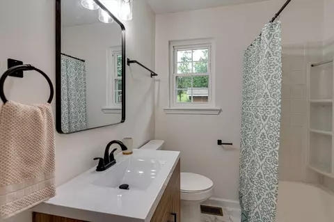 Bath - 7446 Davis Mill Cir, Harrison, TN 37341 photo 2 of 2
