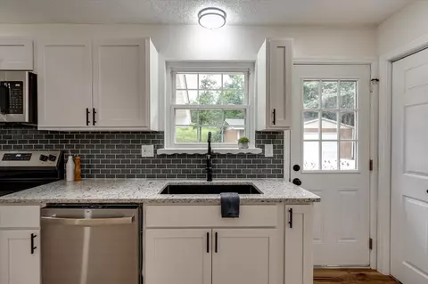 Kitchen - 7446 Davis Mill Cir, Harrison, TN 37341 photo 2 of 2