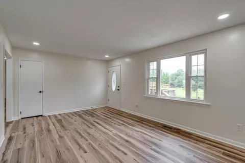 Living - 7446 Davis Mill Cir, Harrison, TN 37341 photo 3 of 4