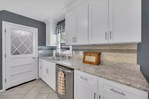 Kitchen - 593 Dover Rd, Jasper, TN 37347 photo 10 of 10
