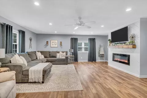 Living - 593 Dover Rd, Jasper, TN 37347 photo 1 of 2