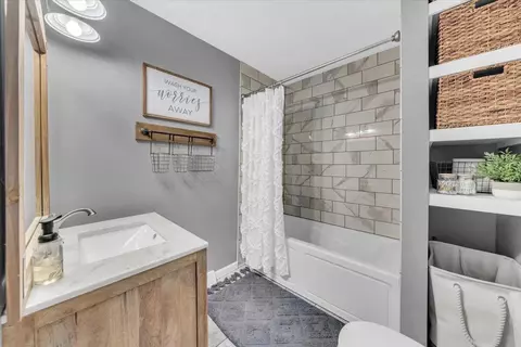 Bath - 593 Dover Rd, Jasper, TN 37347 photo 3 of 5