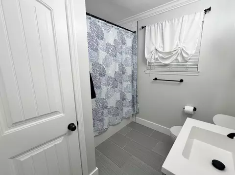 Bath - 411 Oak Tree Rd, Ringgold, GA 30736 photo 2 of 5