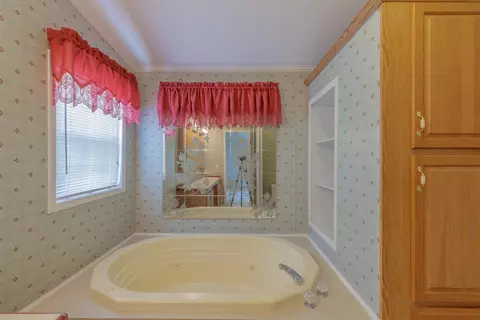 Bath - 3888 Keith Rd, Ringgold, GA 30736 photo 2 of 4