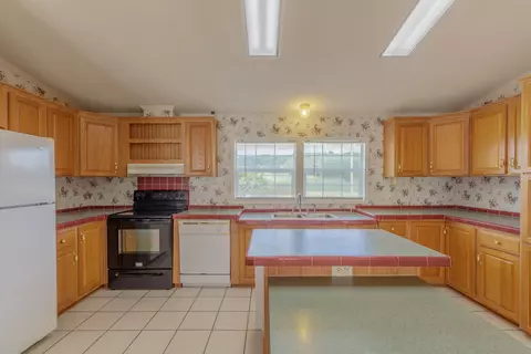 Kitchen - 3888 Keith Rd, Ringgold, GA 30736 photo 2 of 3