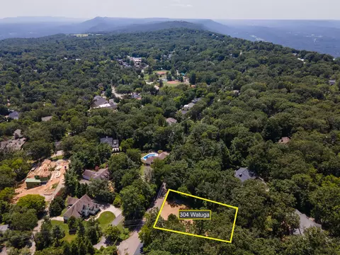 304 N Watauga Ln, Lookout Mountain, TN 37350