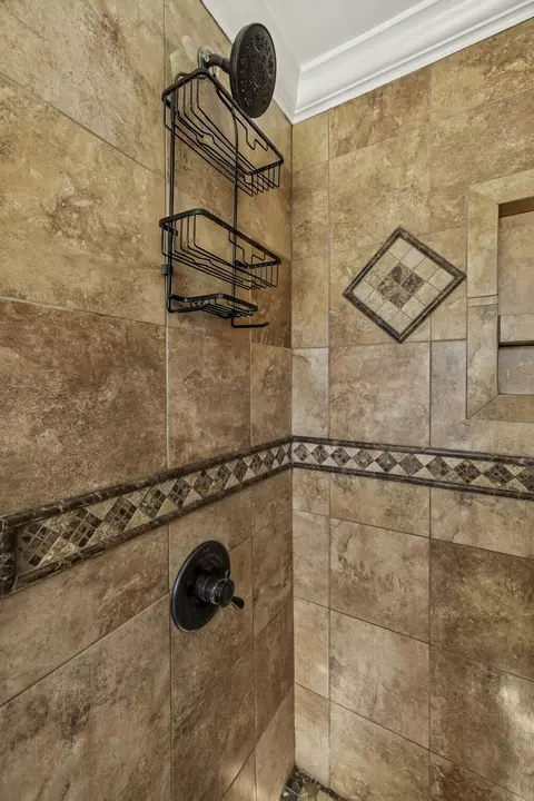 Bath - 110 Hazel Dr, Dalton, GA 30721 photo 6 of 8
