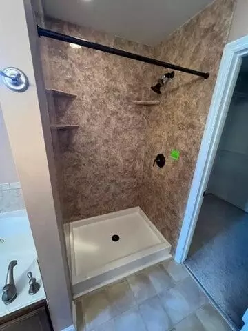 Bath - 7598 Pfizer Dr, Ooltewah, TN 37363 photo 2 of 4