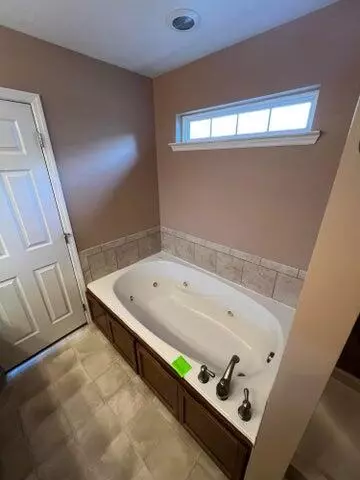 Bath - 7598 Pfizer Dr, Ooltewah, TN 37363 photo 3 of 4