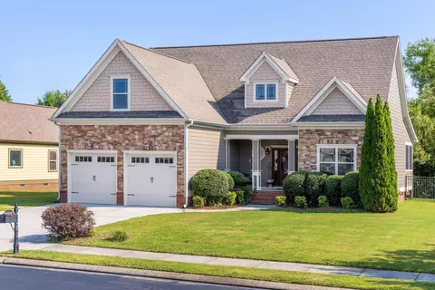 8859 Seven Lakes Dr, Ooltewah, TN 37363