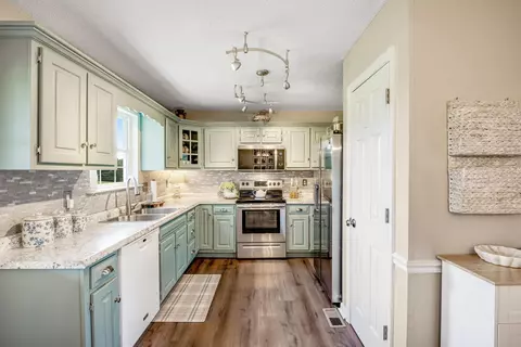 Kitchen - 34 Spring Place Dr, Fort Oglethorpe, GA 30742 photo 3 of 4